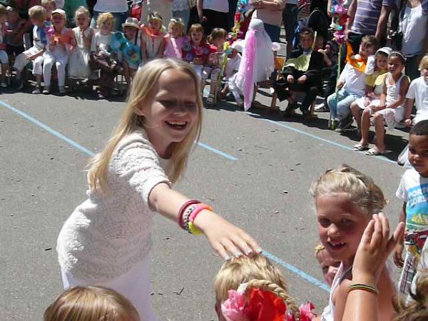 Pinkstervieren met het mandje doorgeven