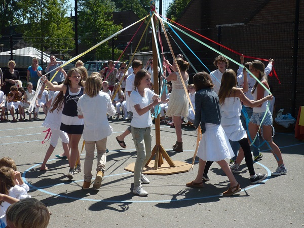 De meiboom bij de Vrije School Waterland