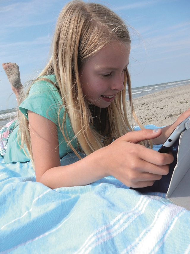 In de Bibliotheek Waterland in Purmerend kun je voor de vakantie allerlei e-books lenen voor tablet en smartphone: de vakantiebieb app zomer kids 3 640