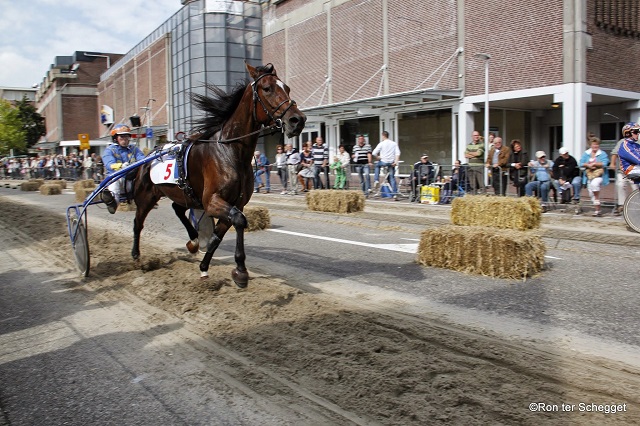 Kortbaandraverij tijdens de NaZomerFeestWeek in Purmerend