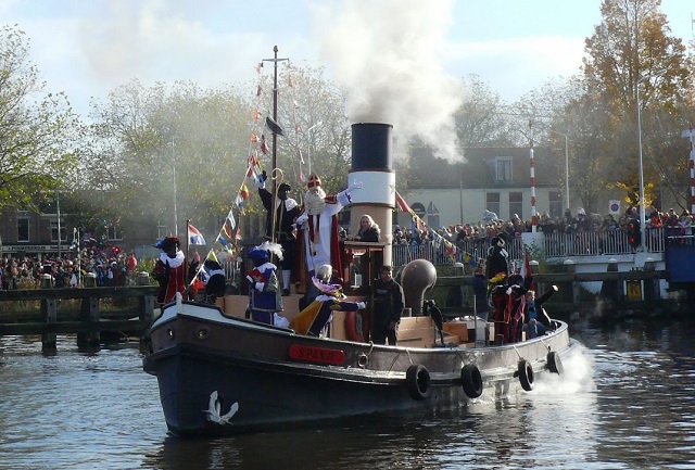 Sinterklaas komt per stoomboot aaan in Purmerend