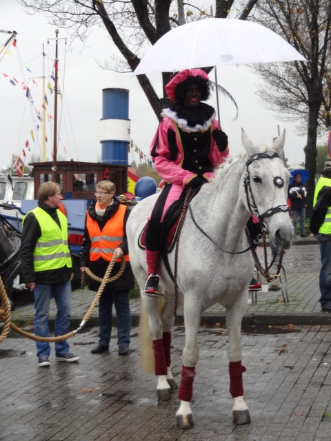 Zwater Piet en Amerigo tijdens de intocht van Sinterklaas in Purmerend in 2014