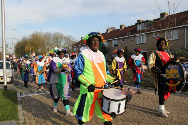 De Pietenband loopt voorop tijdens de Sinterklaasoptocht in Wheermolen