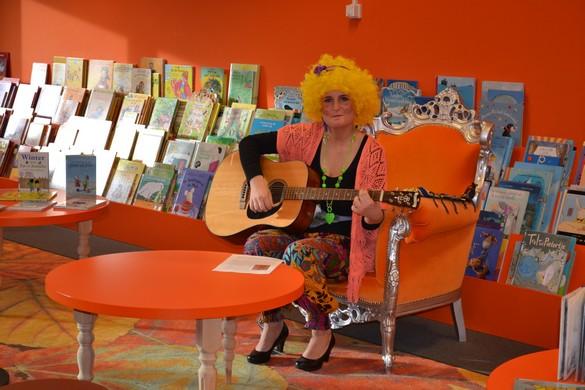 Thea Taal treedt op in Bibliotheek Purmerend