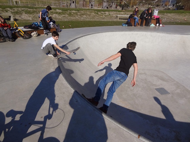 Skateboarden op de skatbaan in het park