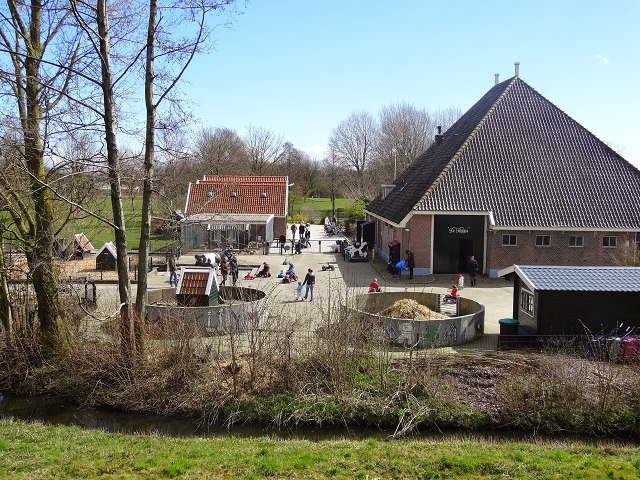 Kinderboerderij de Ridder vanaf de Wheredijk in Purmerend