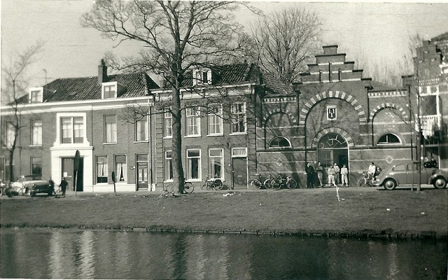 Nieuwegracht met Boterwaag in Historisch Purmerend